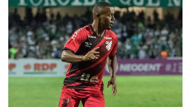 Foto: Robson Mafra/AGIF | Carlos Eduardo marcou 10 gols pelo Furacão, sendo oito deles em 2020