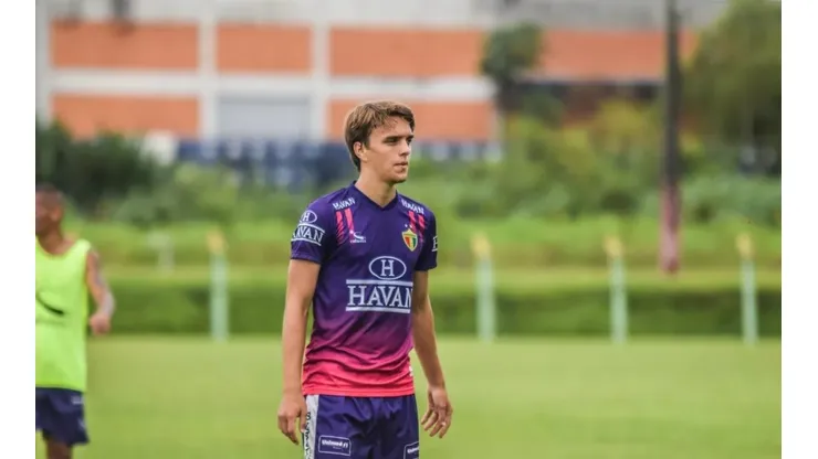 Meia ex-Brusque assina com o Atlético-GO até o fim do ano, por empréstimo
