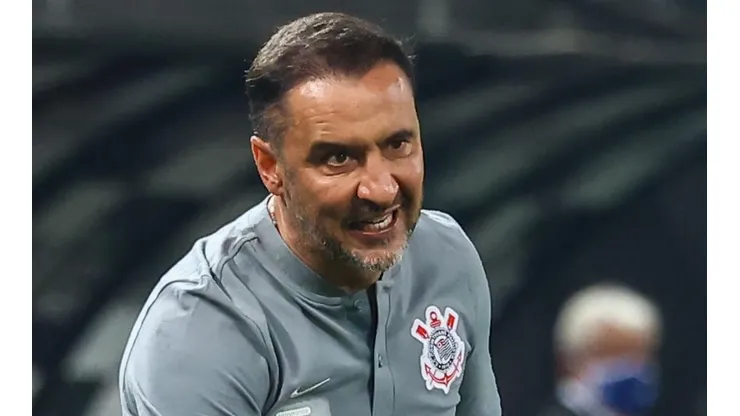 Foto: Marcello Zambrana/AGIF - Vitor Pereira (foto) tem dado espaço a Adson no Corinthians, por isso o "não" a empréstimo ao Cruzeiro