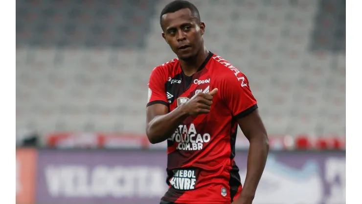 Foto: Gabriel Machado/AGIF - Carlos Eduardo: de saída do Athletico
