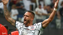 Marcello Zambrana/AGIF. O meia abriu o placar para o Corinthians e fez o primeiro de cinco gols do Timão na partida.