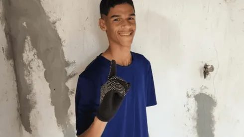 Divulgação/Twitter. Com quase 7 milhões de seguidores, o viral Luva de Pedreiro pode estar próximo de atuar no futebol profissional brasileiro.