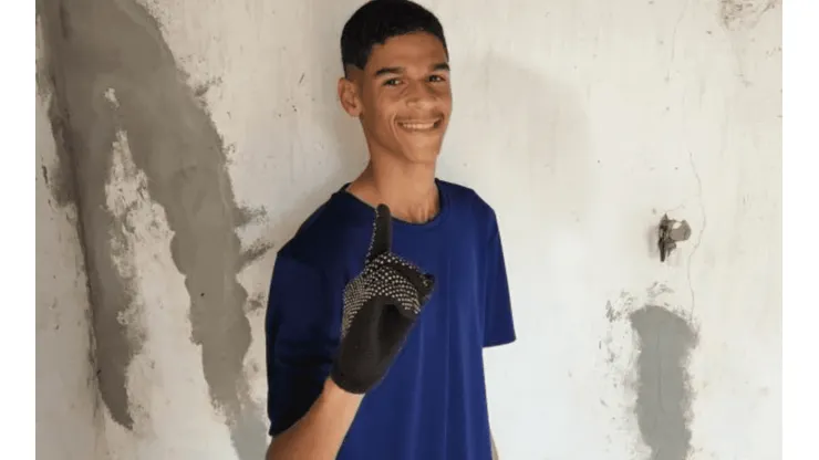Divulgação/Twitter. Com quase 7 milhões de seguidores, o viral Luva de Pedreiro pode estar próximo de atuar no futebol profissional brasileiro.