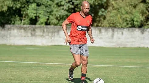Pietro Carpi/EC Vitória. Dinei retornou aos gramados na derrota contra o Doce Mel, pelo Campeonato Baiano.
