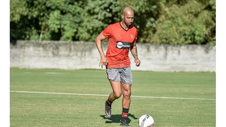 Pietro Carpi/EC Vitória. Dinei retornou aos gramados na derrota contra o Doce Mel, pelo Campeonato Baiano.