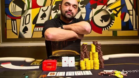 Tony Sinishtaj ficou com uma alta premiação (Foto: Jamie Thomson/PokerNews)