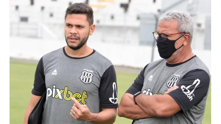 Foto: (Flickr Oficial Ponte Preta/Diego Almeida/PontePress) - Hélio dos Anjos, à direita, precisa lidar com o desfalque da principal peça da Ponte Preta no campeonato