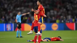 Aymeric Laporte e Martin Zubimendi da Espanha celebrando título da Eurocopa. (Foto de Stu Forster/Getty Images)