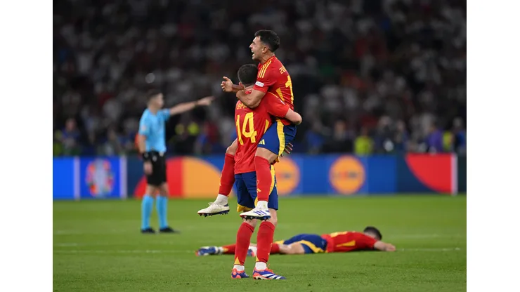 Aymeric Laporte e Martin Zubimendi da Espanha celebrando título da Eurocopa. (Foto de Stu Forster/Getty Images)