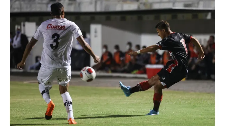 Foto: Rogério Capela/AGIF - Thiago Oliveira vem sendo titular nesta temporada ao lado de Dedé
