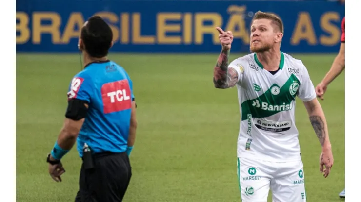 Robson Mafra/AGIF - Zagueiro reclamando com a arbitragem