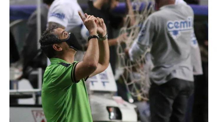 Fernando Moreno/AGIF - Treinador em partida contra o Fortaleza