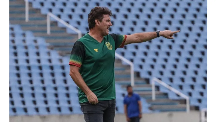 Foto: (Flickr Oficial Sampaio Corrêa/Ronald Felipe/Sampaio Corrêa) - João Brigatti, técnico do Sampaio, terá uma novidade à disposição no clássico contra o Moto Club