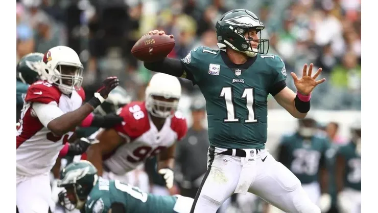 Foto: Mitchell Leff/Getty Images - Contra os Cardinals, Carson Wentz fez a melhor partida de sua carreira, com quatro passes para touchdown