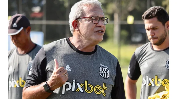 Twitter/ Conta oficial Ponte Preta/ Hélio dos Anjos têm desfalques importantes na Ponte Preta para o duelo contra o Corinthians