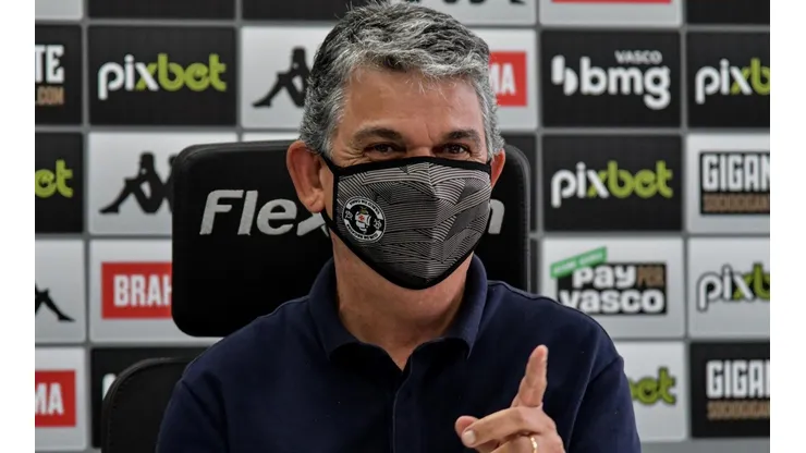 Carlos Brazil é o homem forte do futebol do Vasco (Foto: Thiago Ribeiro/AGIF)