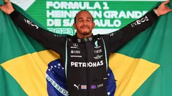 Foto Divulgação Mercedes - Lewis Hamilton no pódio em Interlagos.