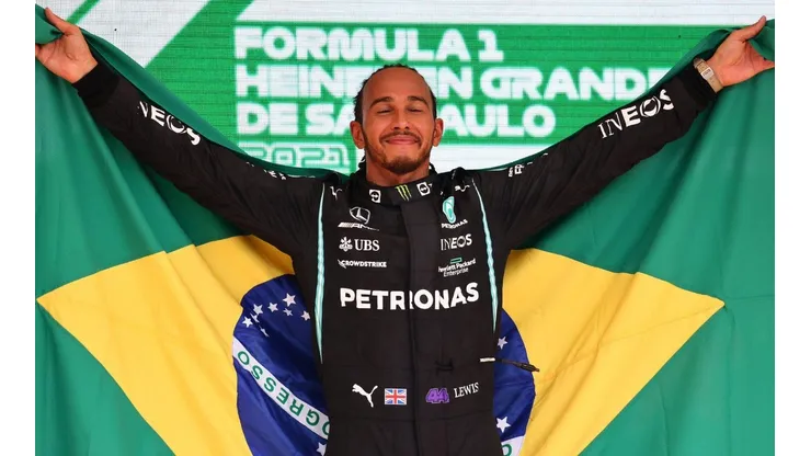 Foto Divulgação Mercedes - Lewis Hamilton no pódio em Interlagos.