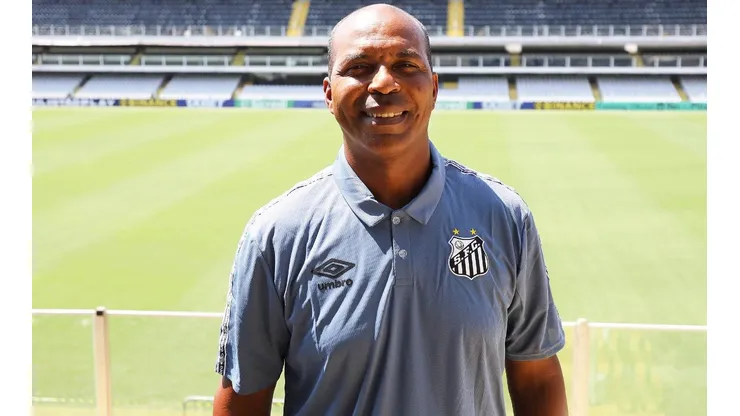 Técnico Orlando Ribeiro foi apresentado no Santos; ele comandará a equipe sub-20
