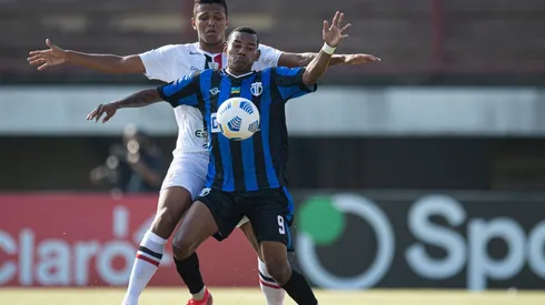 Foto: Jorge Rodrigues/AGIF - Júnior Sergipano é uma das possíveis novidades no Santa Cruz