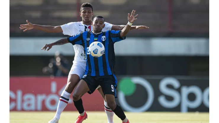 Foto: Jorge Rodrigues/AGIF - Júnior Sergipano é uma das possíveis novidades no Santa Cruz
