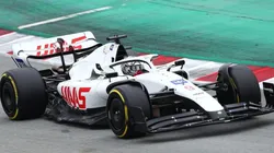 Foto: Eric Alonso/Getty Images -Carro da Haas sem as marcas da UralKali e as cores da Rússia nos testes de Barcelona