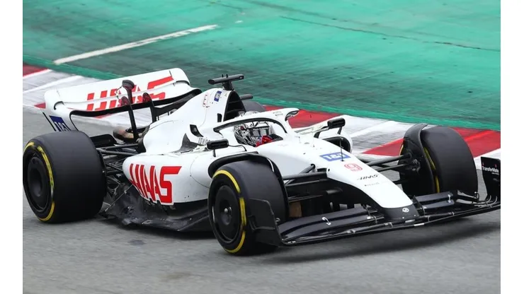 Foto: Eric Alonso/Getty Images -Carro da Haas sem as marcas da UralKali e as cores da Rússia nos testes de Barcelona