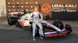 Hasan Bratic/DeFodi Images via Getty Images - Mazepin com o carro da Haas e o patrocínio da Uralkali de fundo.