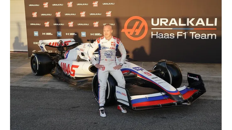 Hasan Bratic/DeFodi Images via Getty Images - Mazepin com o carro da Haas e o patrocínio da Uralkali de fundo.