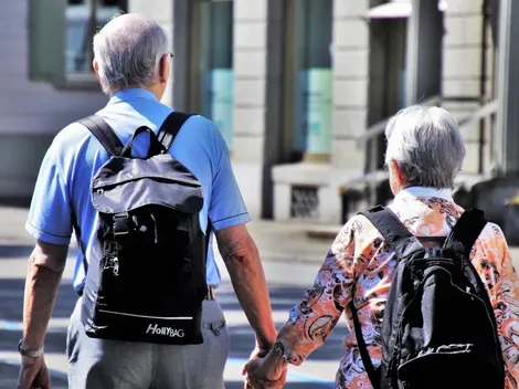 Muitas horas assistindo TV e sedentarismo afetam o sono dos idosos, mostra estudo