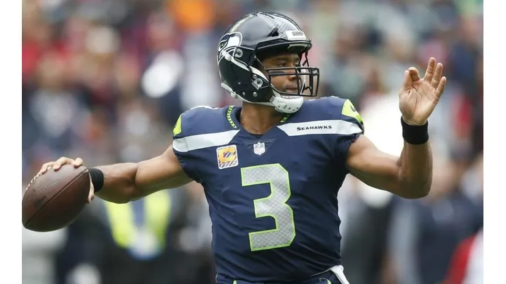 Foto: Getty Images - Russell Wilson em dia que teve uma atuação memorável contra o Houston Texans