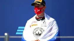 Formula 1 via Getty Images - Mazepin com a bandeira russa no copor