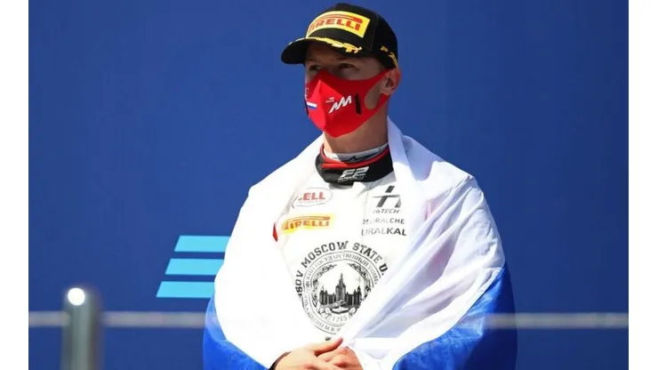 Formula 1 via Getty Images - Mazepin com a bandeira russa no copor