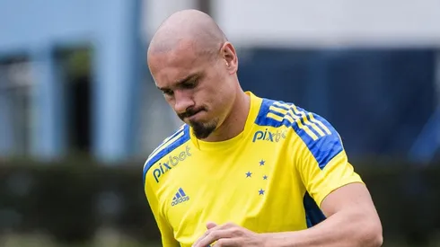 - O defesor utilizou as redes sociais para se despedir do clube