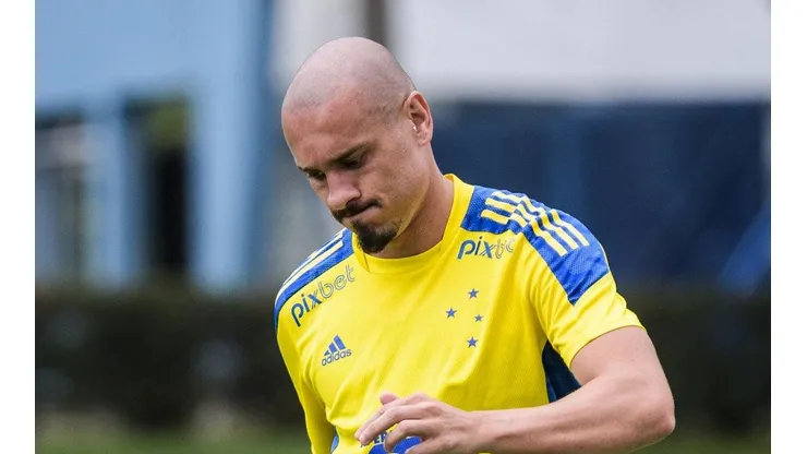 - O defesor utilizou as redes sociais para se despedir do clube