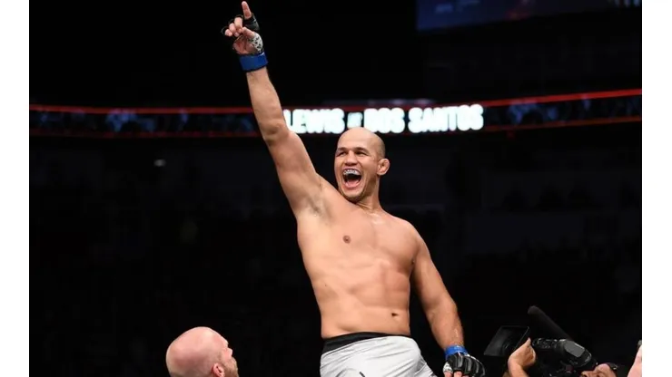 Foto: Getty Images - Junior Cigano festejando uma vitória no UFC