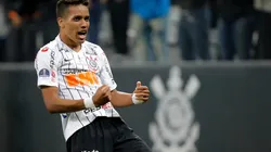 Pedrinho interessa ao Corinthians (Foto: Daniel Vorley/AGIF)