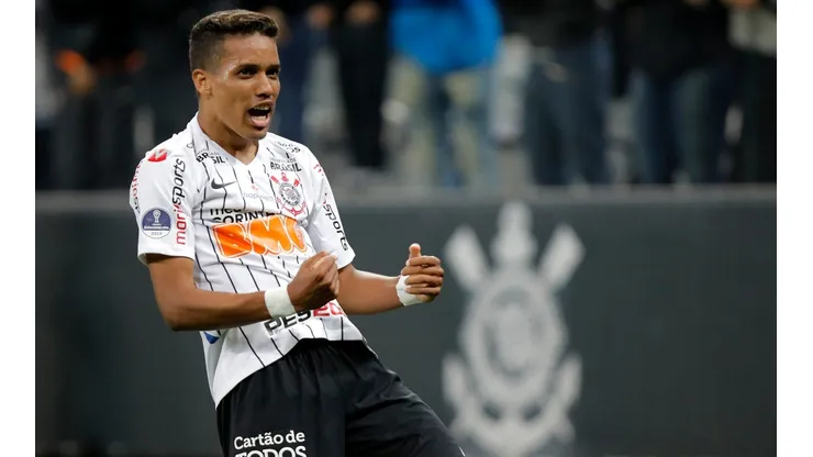 Pedrinho interessa ao Corinthians (Foto: Daniel Vorley/AGIF)