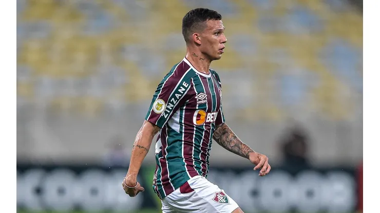 Foto: Thiago Ribeiro/AGIF | Preferência da torcida por Calegari como volante pode fazer Flu ir atrás de lateral-direito