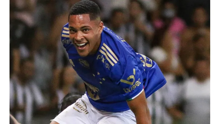Fernando Moreno/AGIF/ Com apenas 17 anos, Vitor Roque é elogiado por Pezzolano e Ronaldo após gol e atuação em clássico