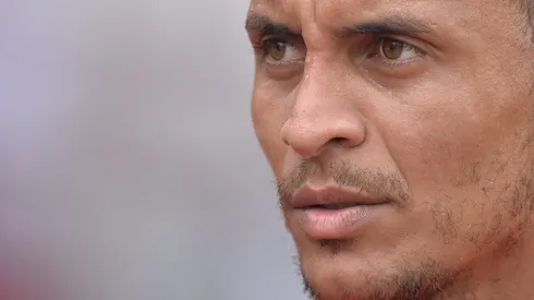 - O jogador já está no Brasil aguardando propostas