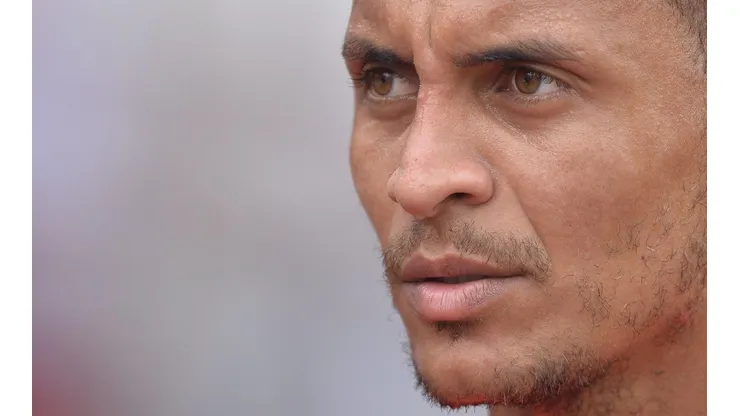- O jogador já está no Brasil aguardando propostas