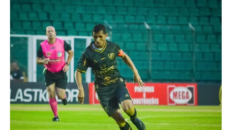 R.Pierre/AGIF/ John Cley, Andrew e mais um, Junior Rocha prepara Figueirense para duelo decisivo na Copa do Brasil