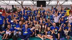 Foto Twitter Sada Cruzeiro - Jogadores e comissão do Cruzeiro festejando o título