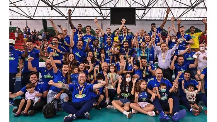 Foto Twitter Sada Cruzeiro - Jogadores e comissão do Cruzeiro festejando o título