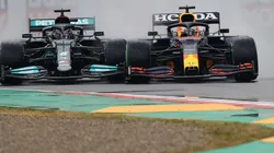 Foto: Bryn Lennon/Getty Images - Max Verstappen e Lewis Hamilton dividem a Variante Tamburello na primeira volta do GP em Imola