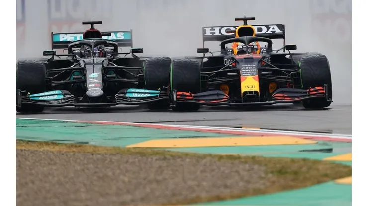 Foto: Bryn Lennon/Getty Images - Max Verstappen e Lewis Hamilton dividem a Variante Tamburello na primeira volta do GP em Imola