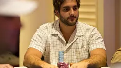 João Simão está na disputa de uma premiação grandiosa (Foto: Jamie Thomson/PokerNews)