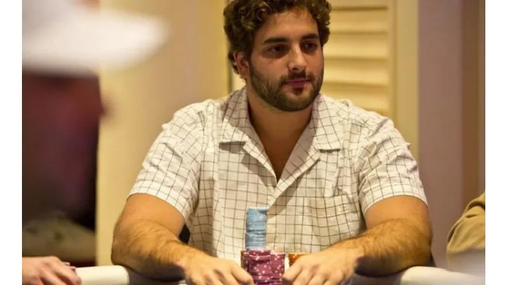João Simão está na disputa de uma premiação grandiosa (Foto: Jamie Thomson/PokerNews)