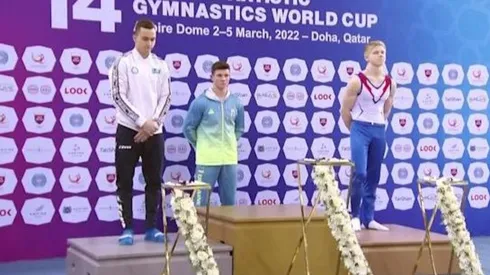 Foto divulgação Euronews - Ginasta no pódio para receber sua medalha